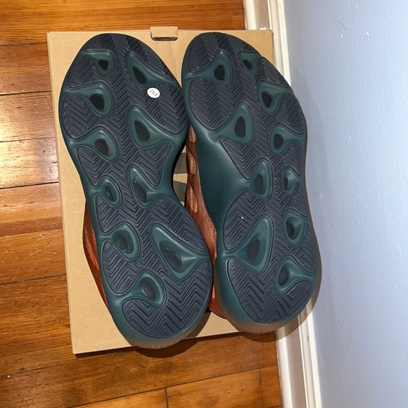 Yeezy Boost 700 v3 - Picture 3 of 6